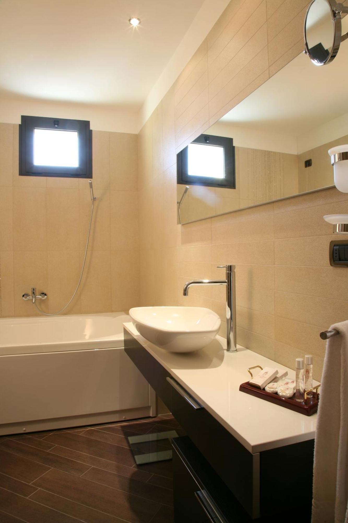 Deluxe Double Room Bath